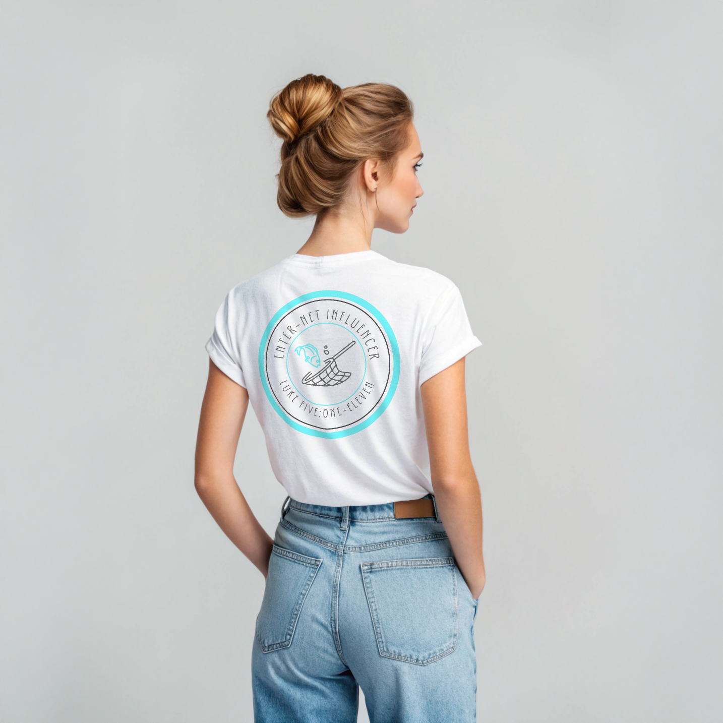 Female model Enter-Net Influencer white t-shirt